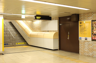 福岡市営地下鉄空港線西新駅地下